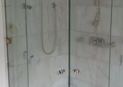 Maßgefertigte Eckdusche aus Glas in Badezimmer in München Schwabing