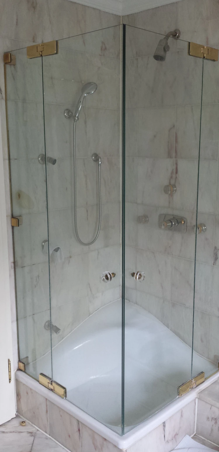 Maßgefertigte Eckdusche aus Glas in Badezimmer in München Schwabing