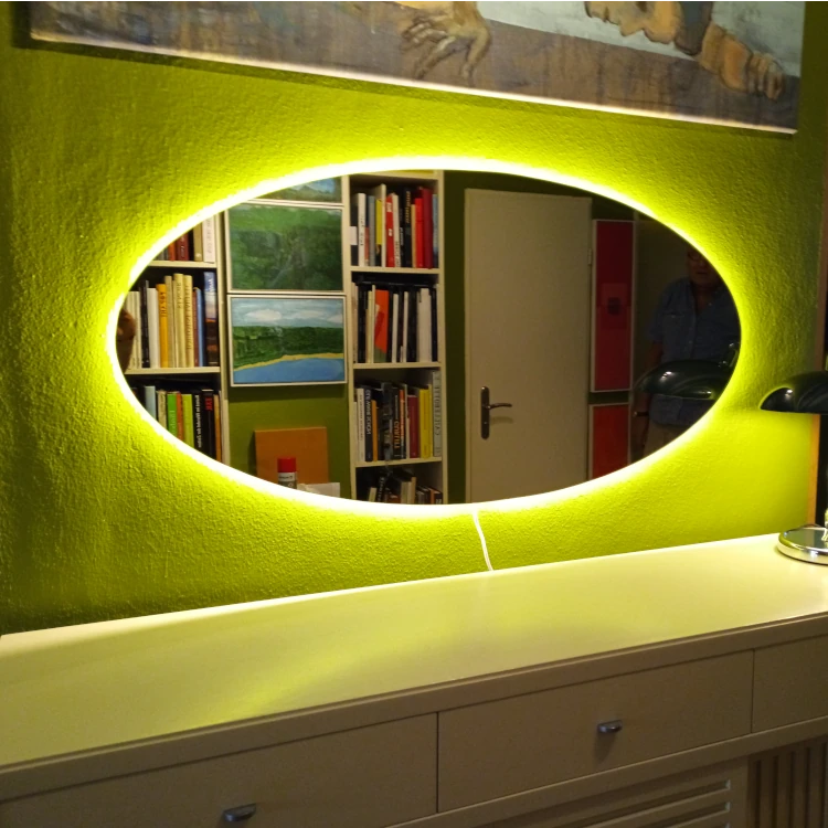 Ovaler Flurspiegel mit LED-Beleuchtung über maßgefertigtem Möbel
