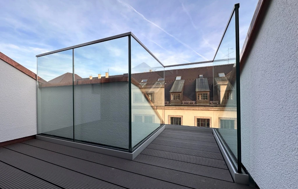 Glasgeländer aus Sicherheitsglas auf Dachterrasse mit moderner Balkonumrandung