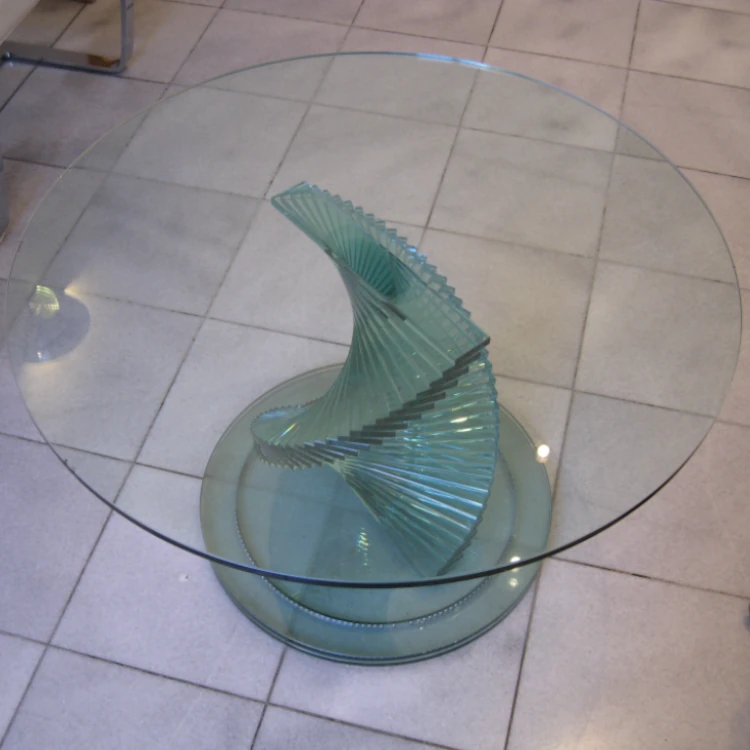 Runder Glastisch mit spiralförmigem Glasgestell in einem Innenraum in Grünwald bei München