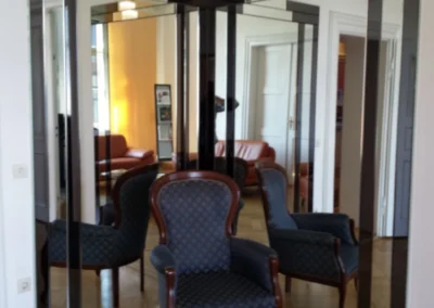 Maßgefertigte Spiegelwand mit individuellen Spiegelelementen in Wohnraum