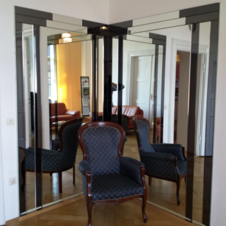 Maßgefertigte Spiegelwand mit individuellen Spiegelelementen in Wohnraum