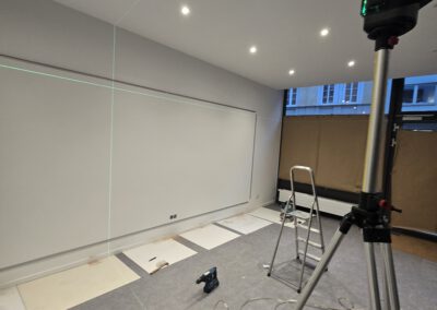 Laservermessung für eine maßgefertigte Spiegelwand in einem Yogastudio in München