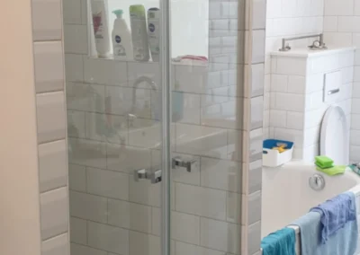 Maßgefertigte Nischendusche aus Glas in modernem Badezimmer in München Maxvorstadt