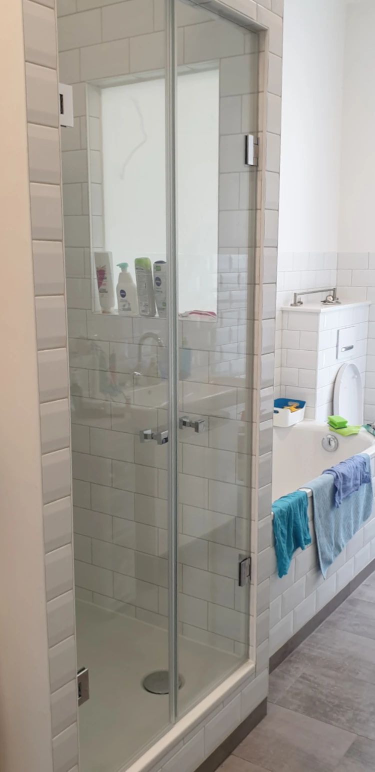 Maßgefertigte Nischendusche aus Glas in modernem Badezimmer in München Maxvorstadt