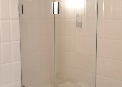 Maßgefertigter Wannenaufsatz aus Glas in Badezimmer in München Sendling