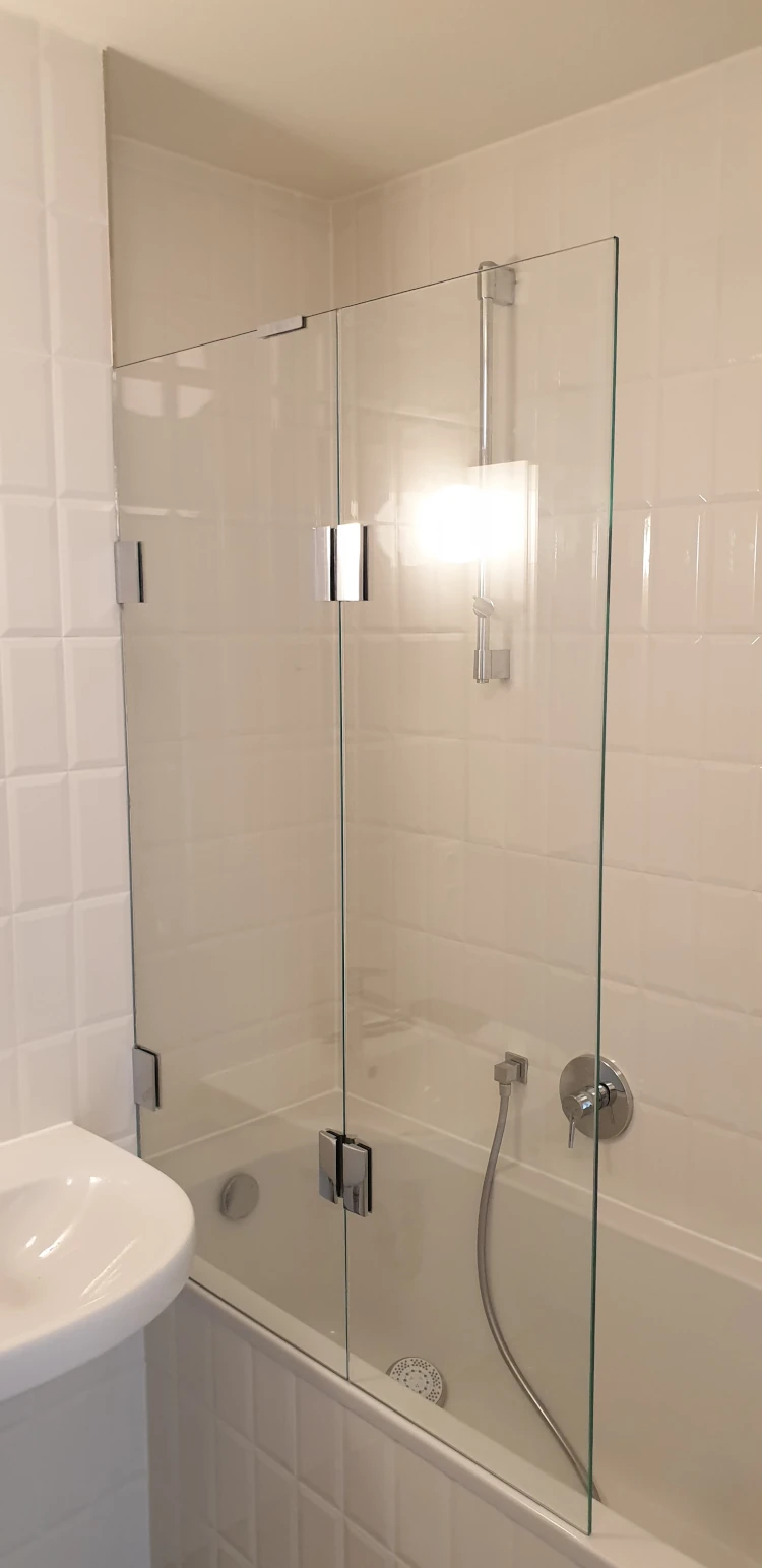 Maßgefertigter Wannenaufsatz aus Glas in Badezimmer in München Sendling
