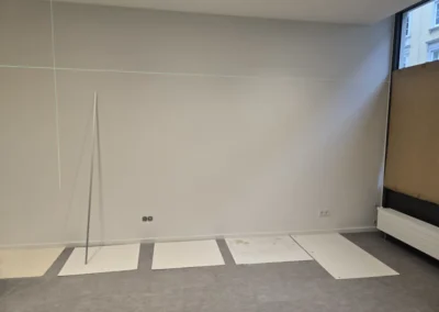 Leere Wandfläche in einem Yogastudio in München vor der Montage einer großflächigen Spiegelwand