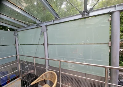 Anlieferbühne mit montierter Glasverkleidung als Sichtschutz und Windschutz.