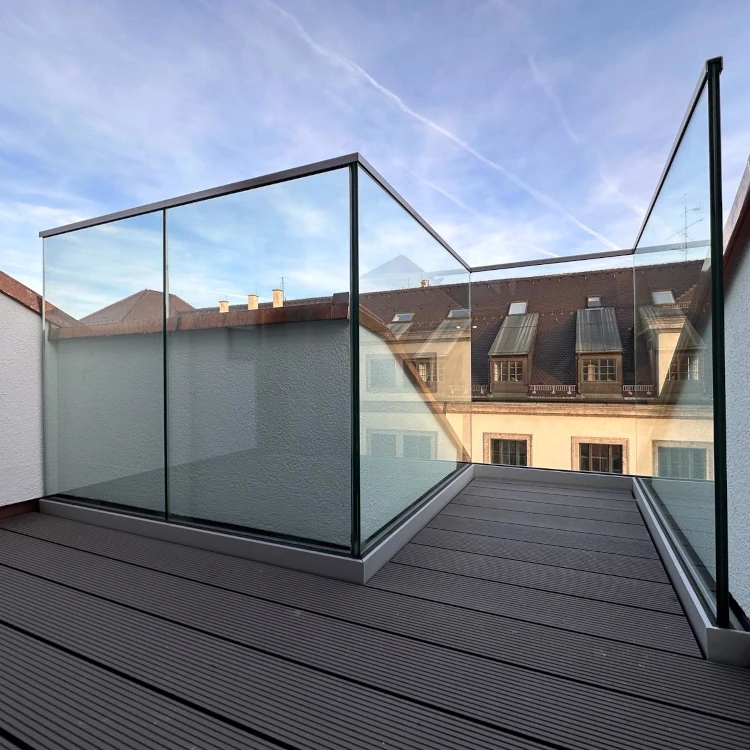 Balkongeländer aus Glas auf einer Terrasse mit Blick über München.
