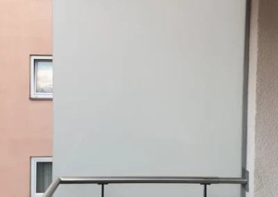 Balkontrennwand aus Glas als Sichtschutz zwischen Balkonbereichen.