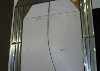 Beschädigter Spiegelrahmen aus Glas vor einer individuellen Glasreparatur.