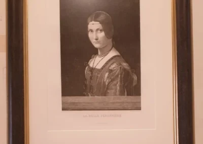 Eingerahmtes Bild mit Passepartout und klassischem Rahmen in einer Werkstatt.