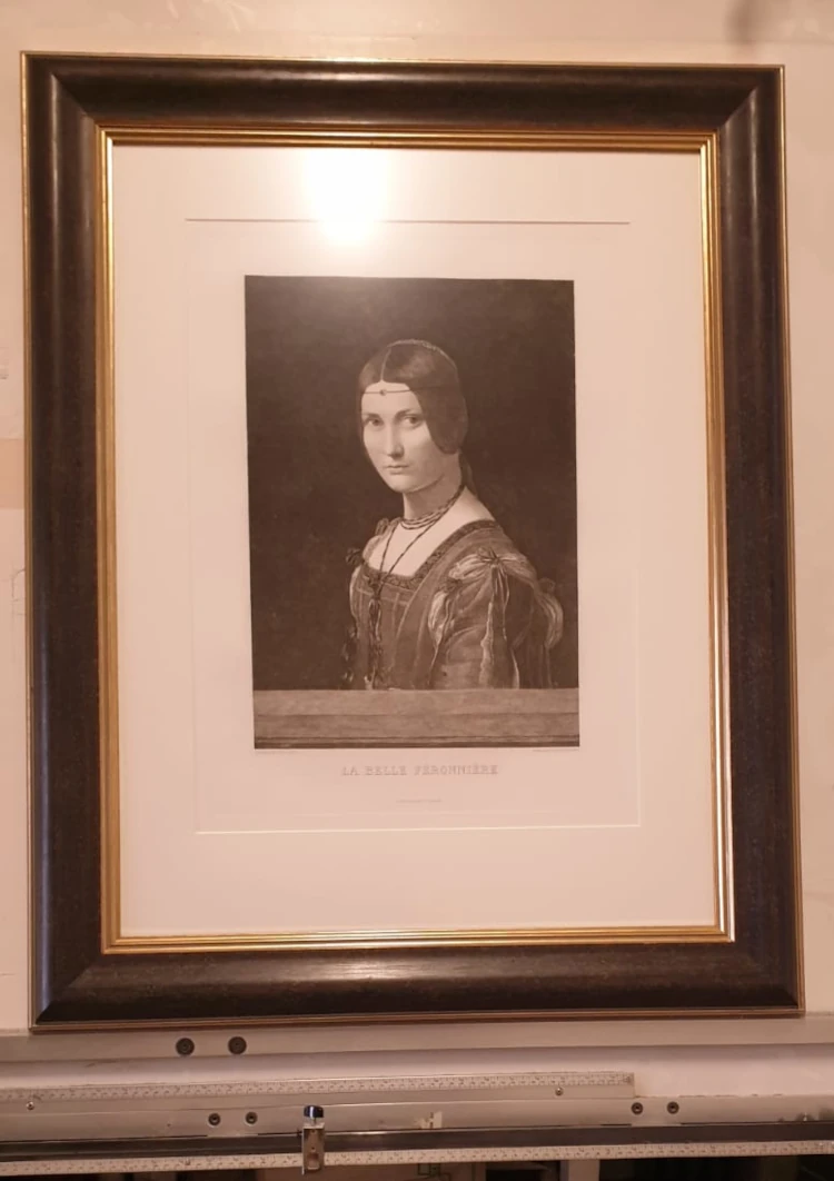 Bildereinrahmung mit Passepartout in München Eingerahmtes Bild mit Passepartout und klassischem Rahmen in einer Werkstatt.