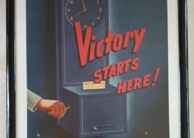 Gerahmtes Vintage-Poster mit schwarzem Rahmen und weißem Passepartout in einer Werkstatt für Bildereinrahmung in München