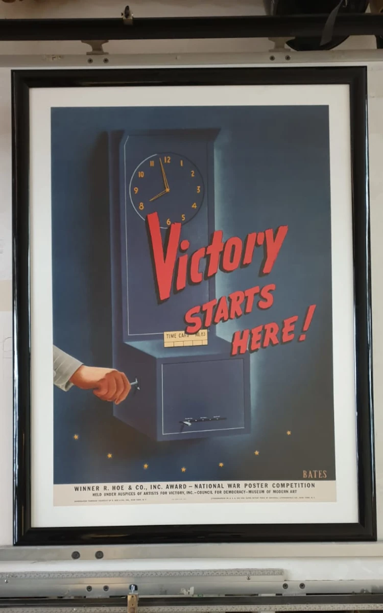 Einrahmung eines Vintage-Posters in München Gerahmtes Vintage-Poster mit schwarzem Rahmen und weißem Passepartout in einer Werkstatt für Bildereinrahmung in München