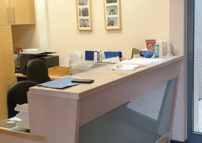 Empfangstheke ohne Glasabtrennung vor der Nachrüstung.