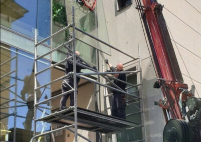Montage einer großformatigen Fassadenverglasung mit Kran und Sauganlage in München