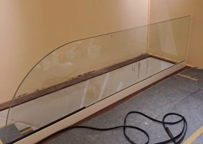 Glasgeländer an einer Galerie im Innenbereich während der Montage.