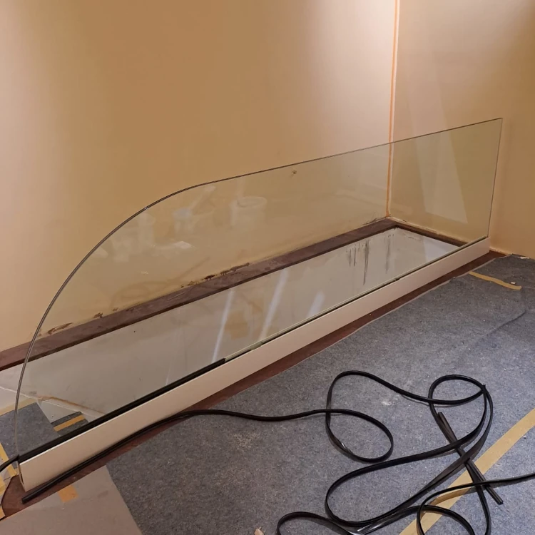 Glasgeländer an einer Galerie im Innenbereich während der Montage.
