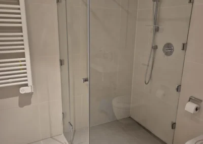 Fertige Glasdusche mit transparenten Glaselementen in einem Badezimmer in München-Solln.