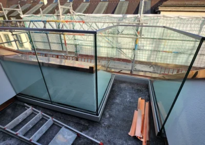 Glasgeländer auf einem Balkon während der Montage vor der Fertigstellung.