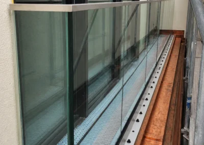 Maßgefertigtes Glasgeländer an einer Dachaufstockung in München-Maxvorstadt.
