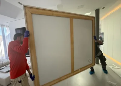 Montage einer großformatigen Bildereinrahmung in einem Wohnraum in München