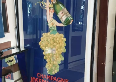 Großformatiges Champagner-Werbeposter mit schwarzem Rahmen und Passepartout individuell eingerahmt in München