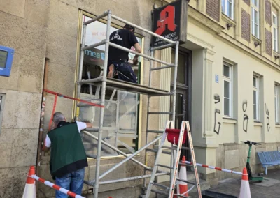 Monteure arbeiten auf einem Gerüst an einer Verglasung in München-Lehel.