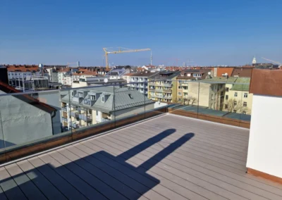 Milchglas-Sichtschutz auf einer Terrasse im Außenbereich.