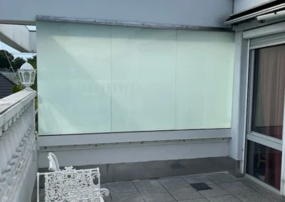 Sichtschutzverglasung aus Milchglas auf einer Terrasse in München-Neuhausen.