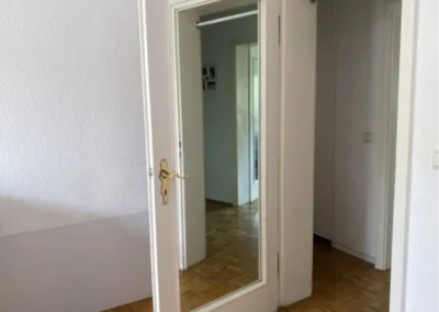 Innentür mit Glaseinsatz in einer Wohnung für Türverglasung und Glasaustausch.
